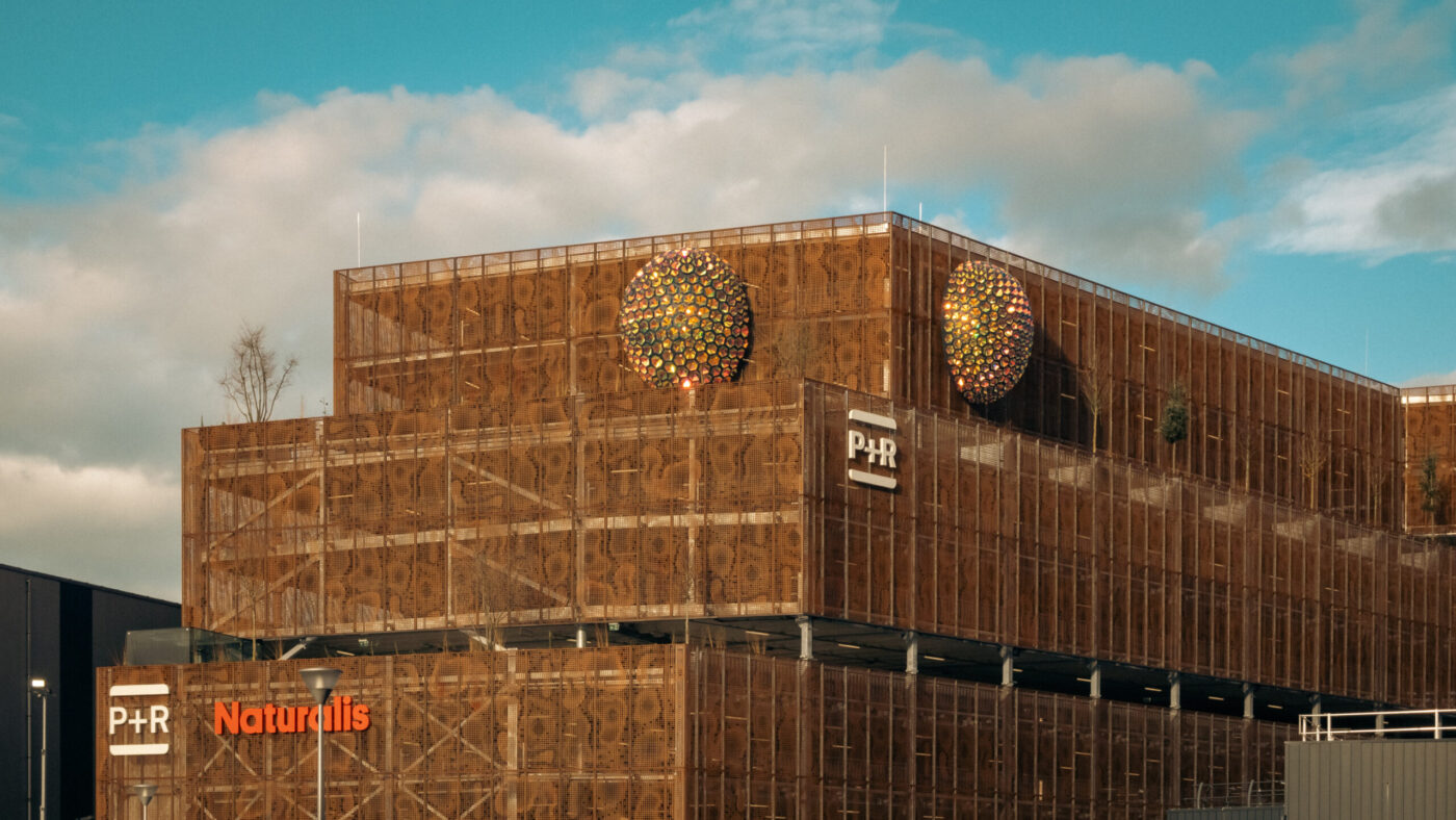 Public art transforms parking into a cultural experience. The new P+R hub strengthens accessibility, sustainability, and public space in Leiden (Photo © Naturalis Biodiversity Center)